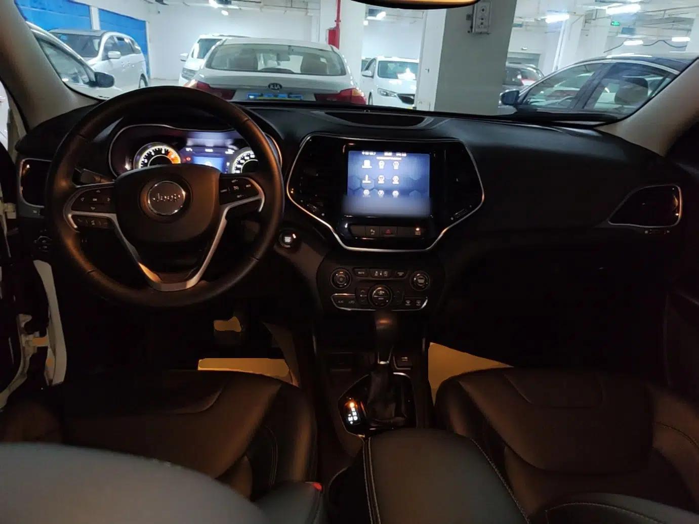 Jeep Cherokee 2019 2.0T Two-Wheel Drive Smart Enjoyment Version China VI — миниатюра 13