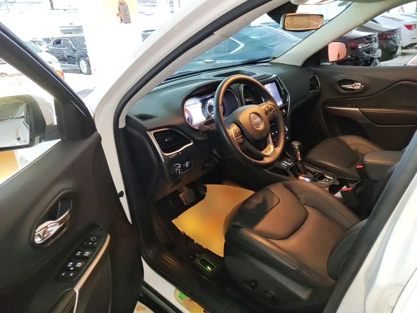 Jeep Cherokee 2019 2.0T Two-Wheel Drive Smart Enjoyment Version China VI — миниатюра 19