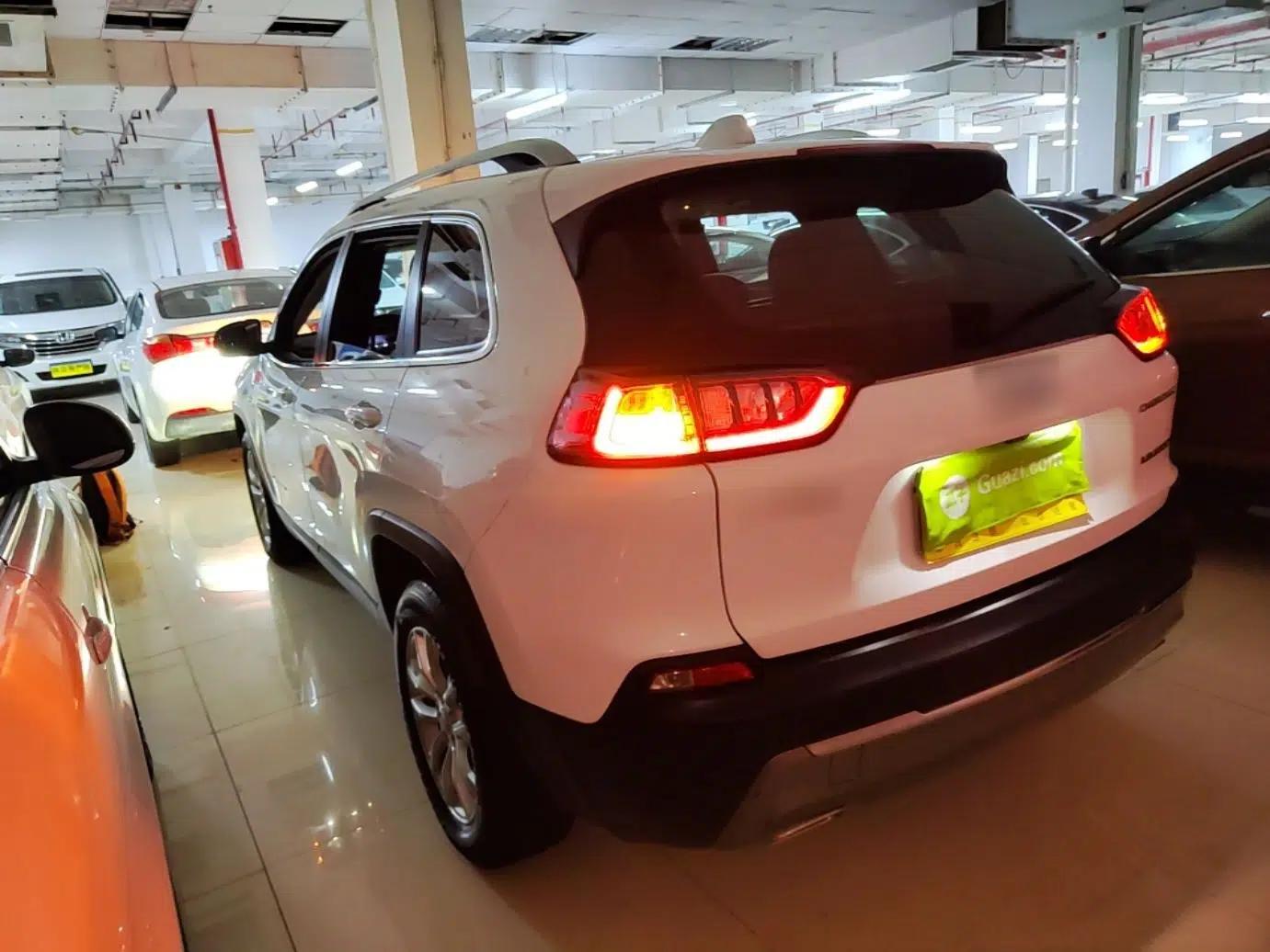 Jeep Cherokee 2019 2.0T Two-Wheel Drive Smart Enjoyment Version China VI — миниатюра 4