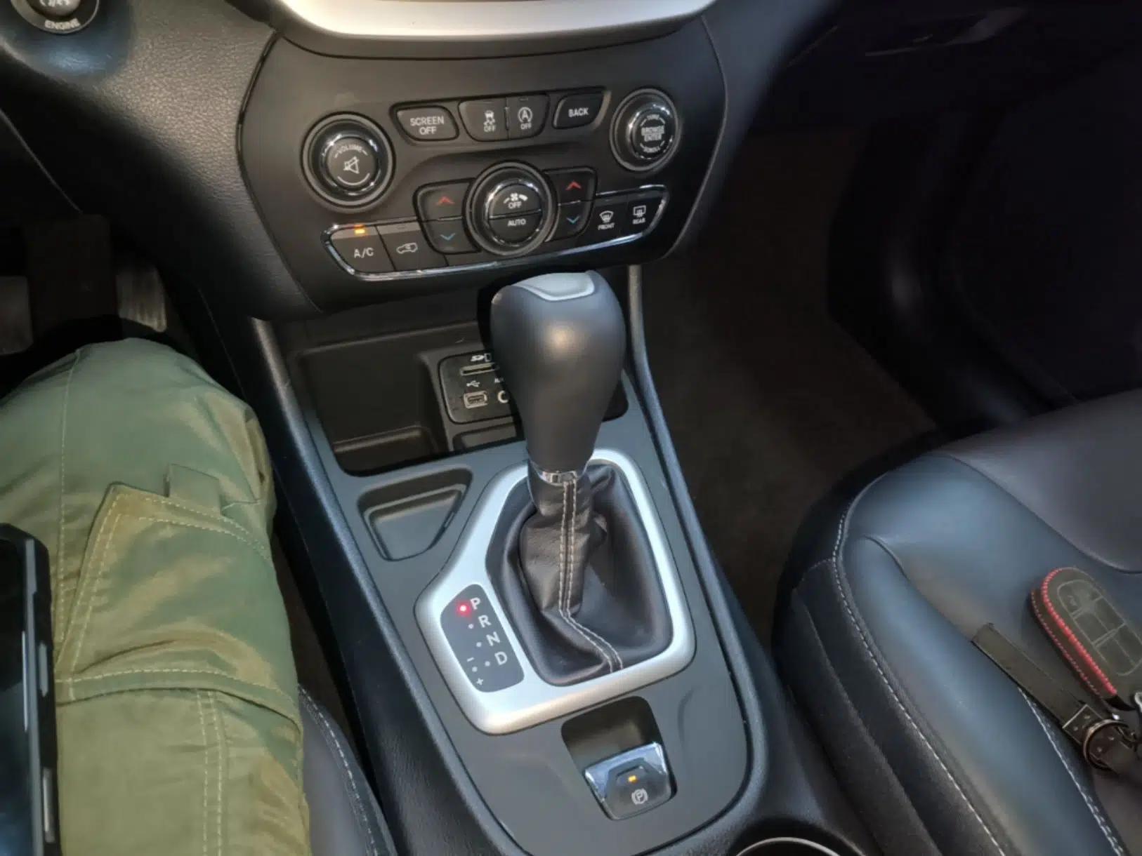 Jeep Cherokee 2016 2.4L Leading Smart Version — миниатюра 17