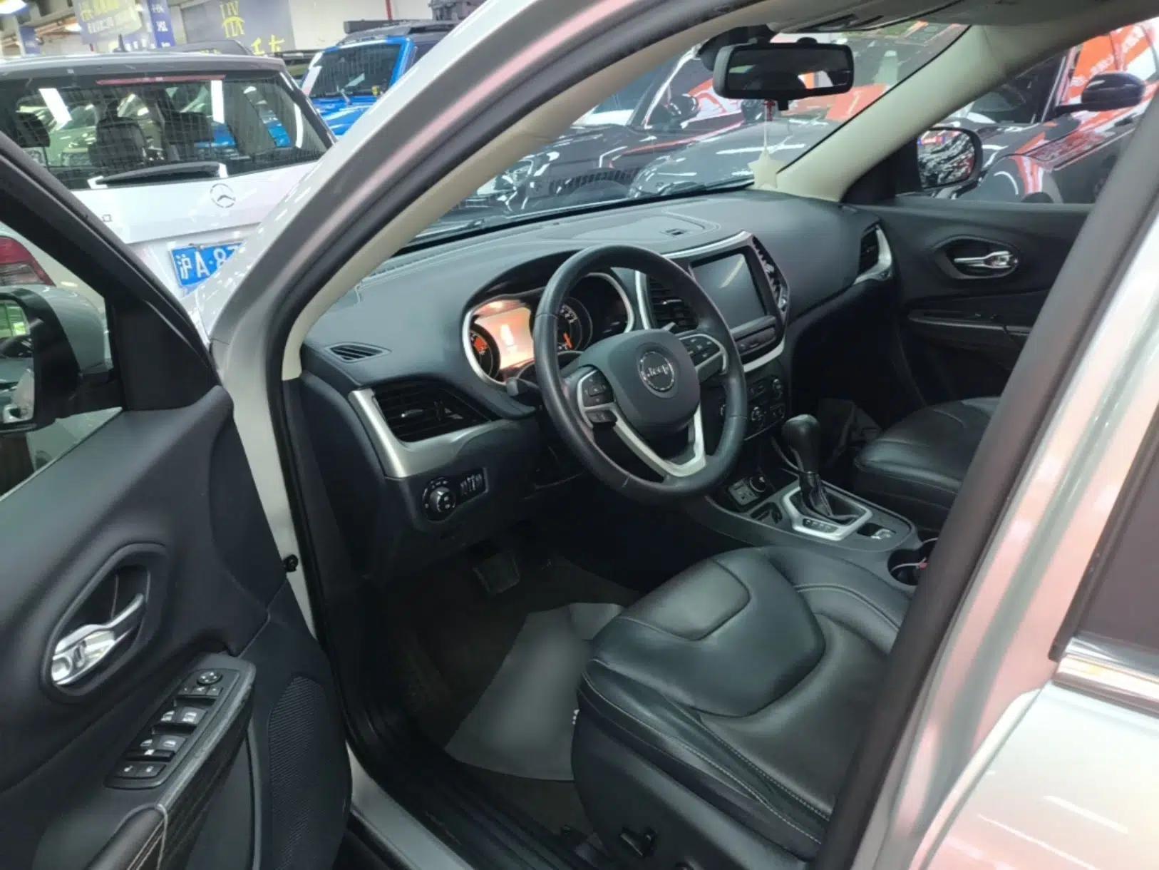 Jeep Cherokee 2016 2.4L Leading Smart Version — миниатюра 19