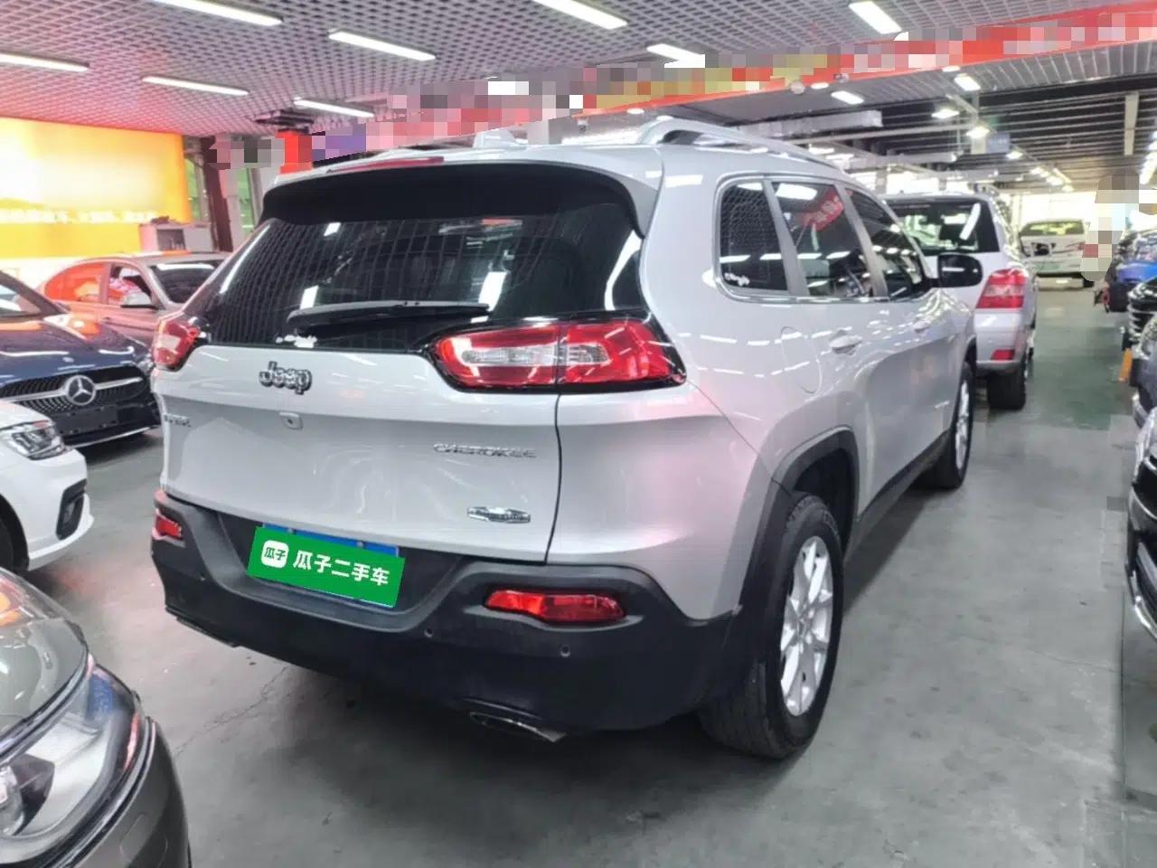 Jeep Cherokee 2016 2.4L Leading Smart Version — миниатюра 6