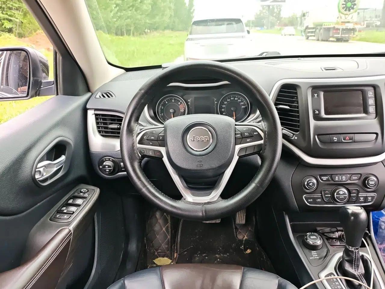 Jeep Cherokee 2016 2.4L Professional Edition — миниатюра 11