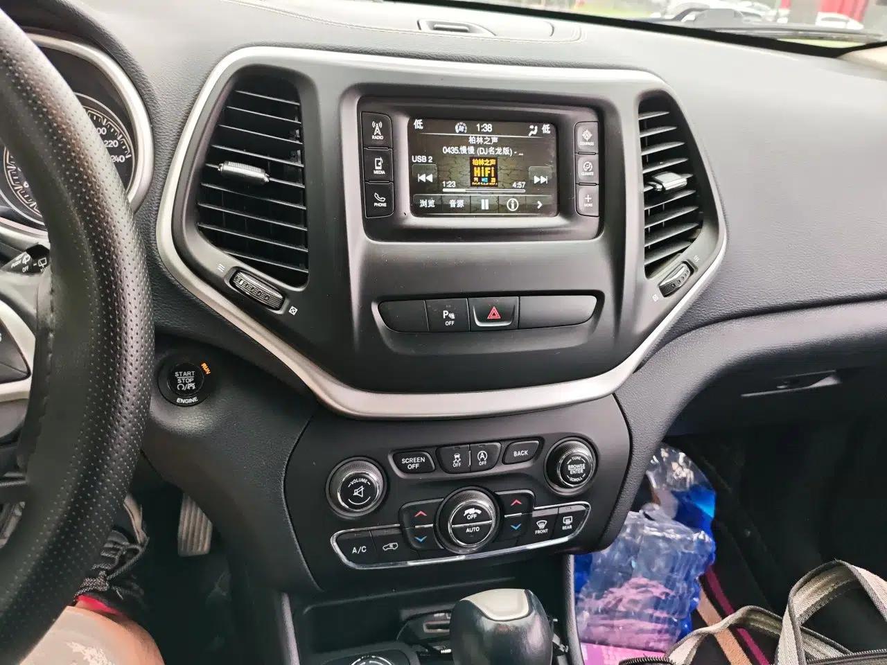 Jeep Cherokee 2016 2.4L Professional Edition — миниатюра 14