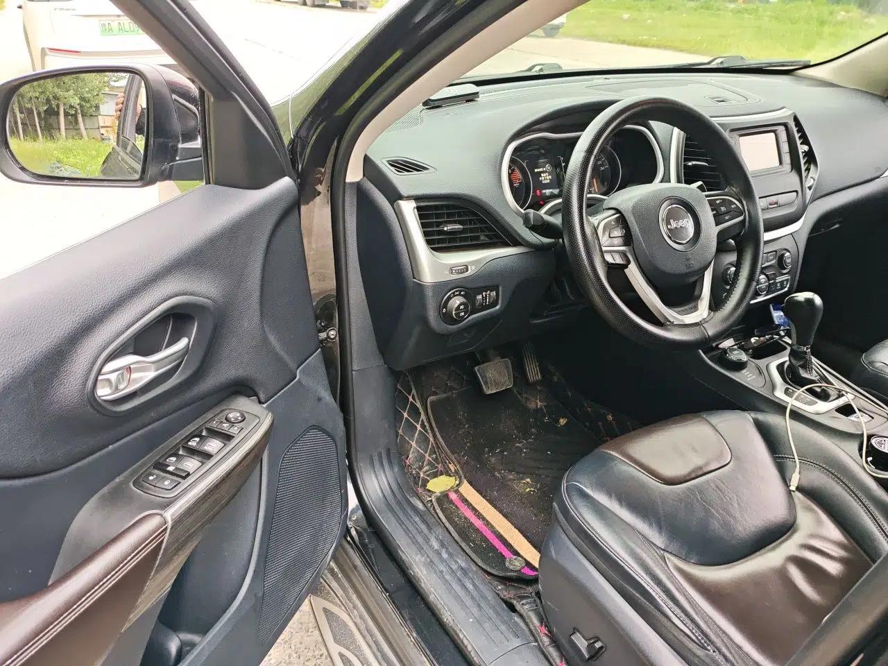 Jeep Cherokee 2016 2.4L Professional Edition — миниатюра 17