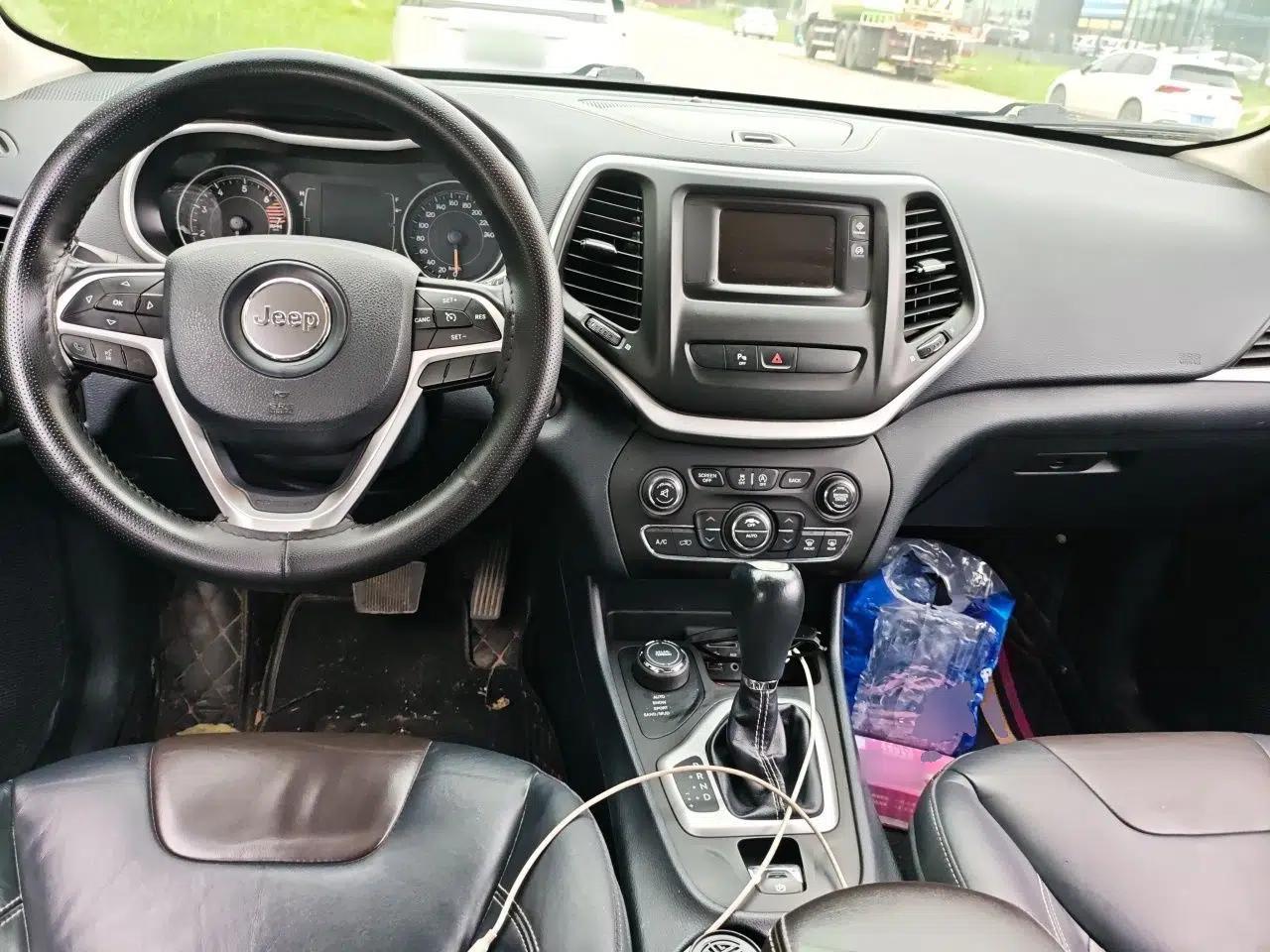 Jeep Cherokee 2016 2.4L Professional Edition — миниатюра 10