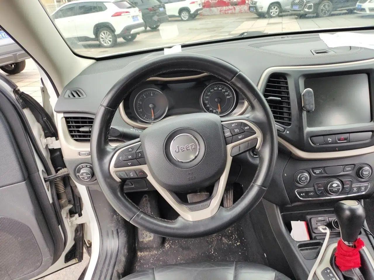 Jeep Cherokee 2016 2.0L Superior Edition — миниатюра 11