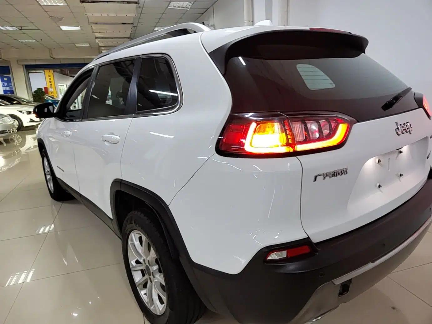Jeep Cherokee 2019 2.0T Two-Wheel Drive Smart Enjoyment Version China V — миниатюра 4