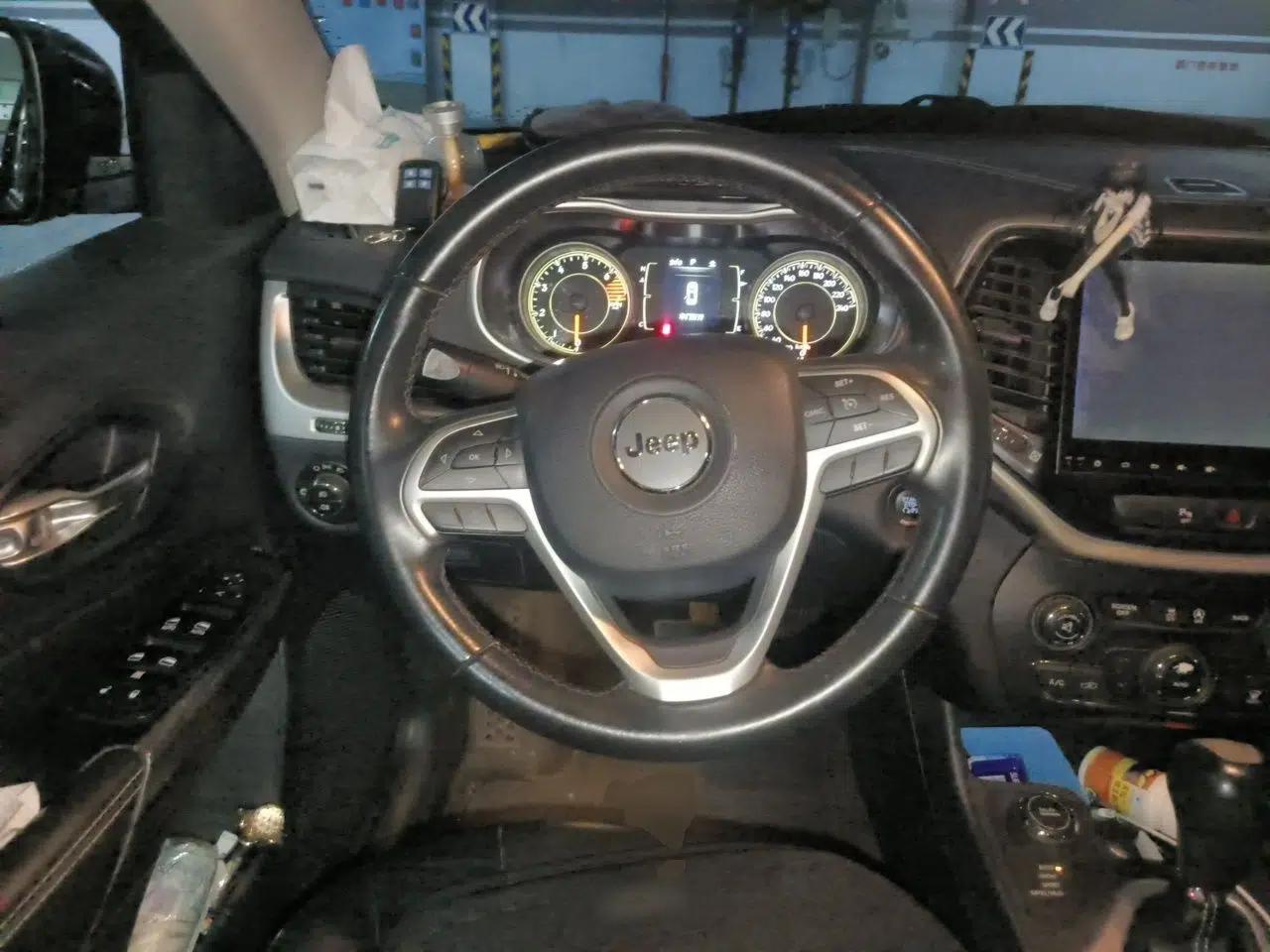 Jeep Cherokee 2016 2.4L Professional Edition — миниатюра 11