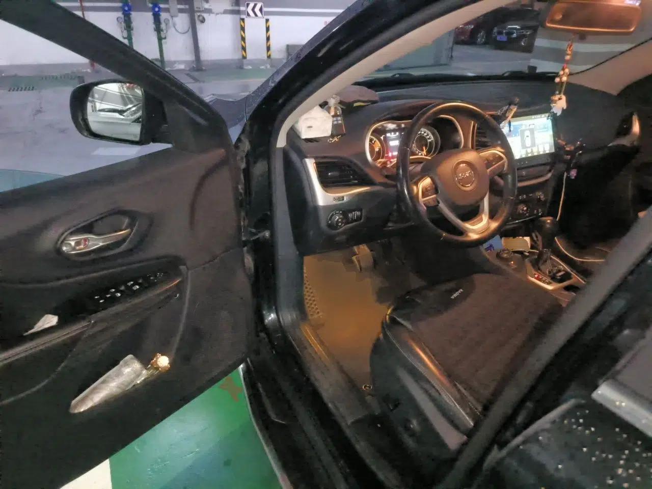 Jeep Cherokee 2016 2.4L Professional Edition — миниатюра 17