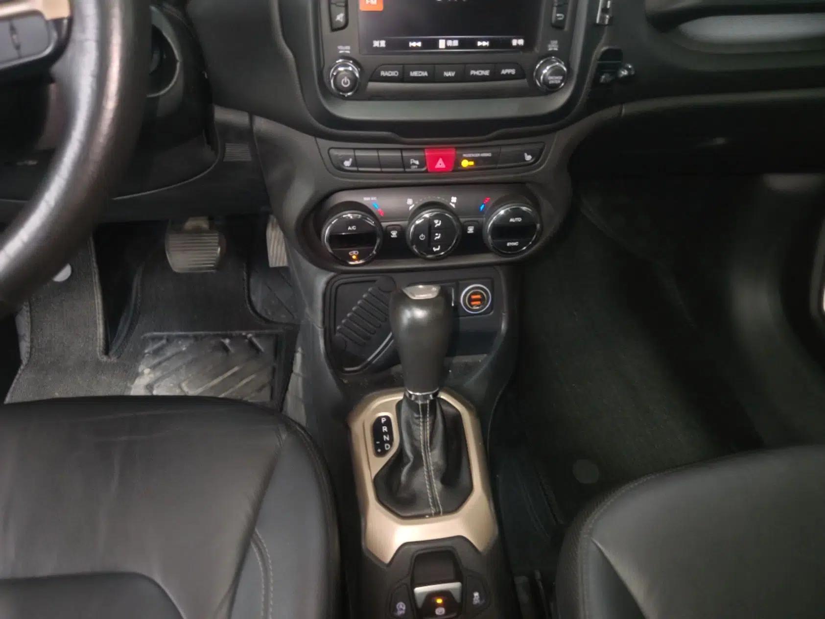 Jeep Renegade 2016 1.4T Automatic Smart Edition — миниатюра 17