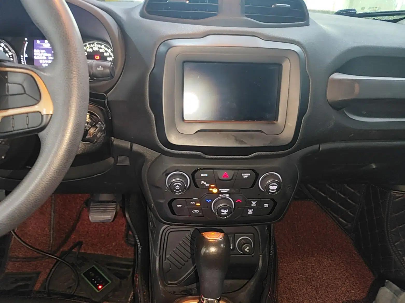 Jeep Renegade 2018 Connected Large Screen Version 180T Automatic High-Energy Edition — миниатюра 16