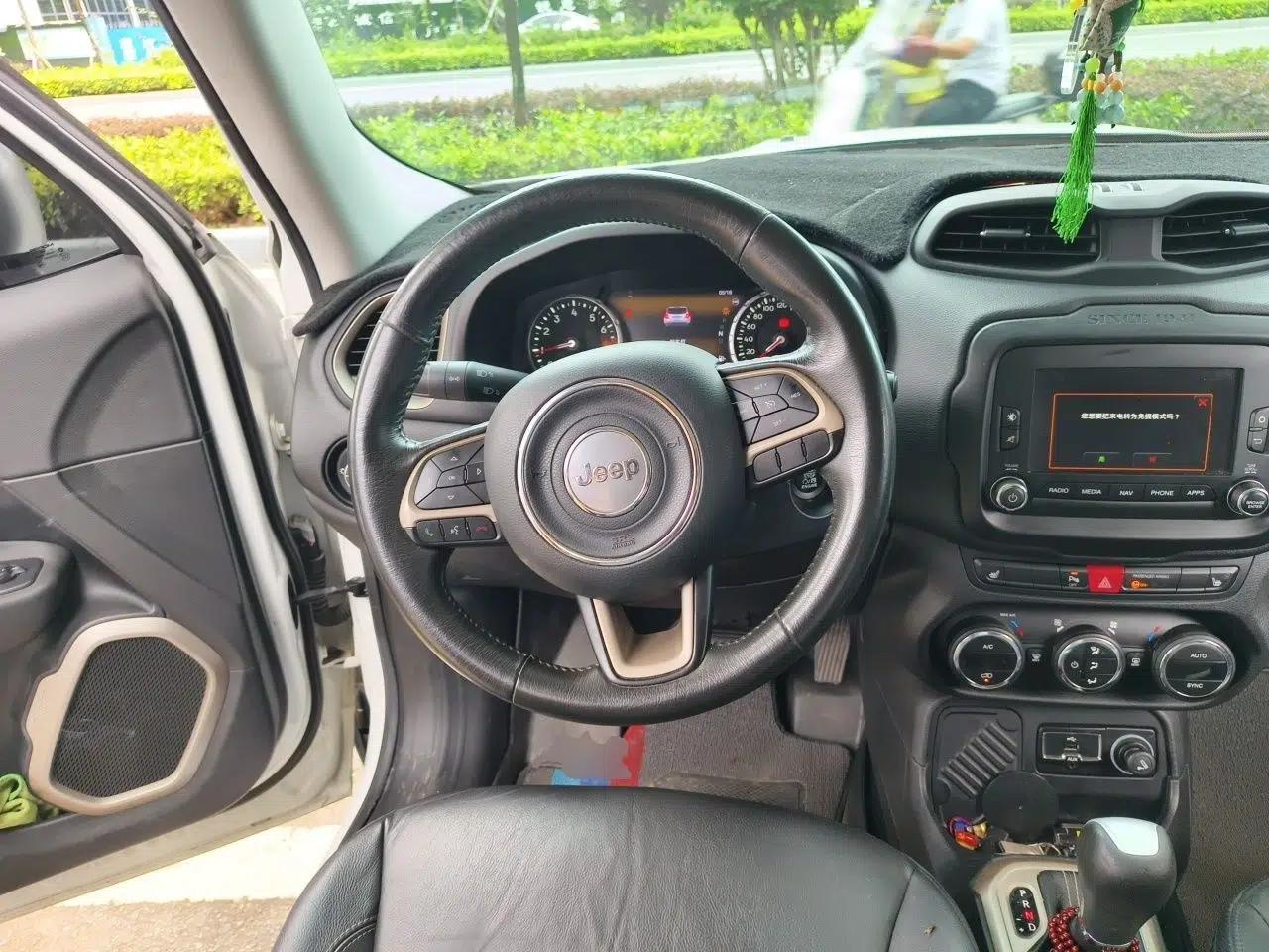 Jeep Renegade 2016 1.4T Automatic Smart Edition — миниатюра 11
