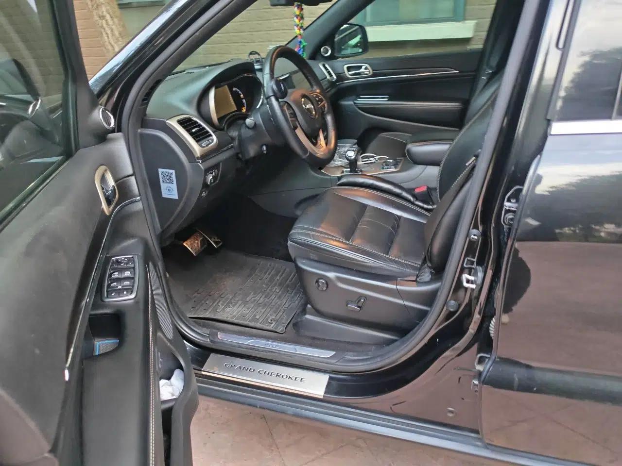 Jeep Grand Cherokee 2014 3.0L Comfort Navigation Edition — миниатюра 17