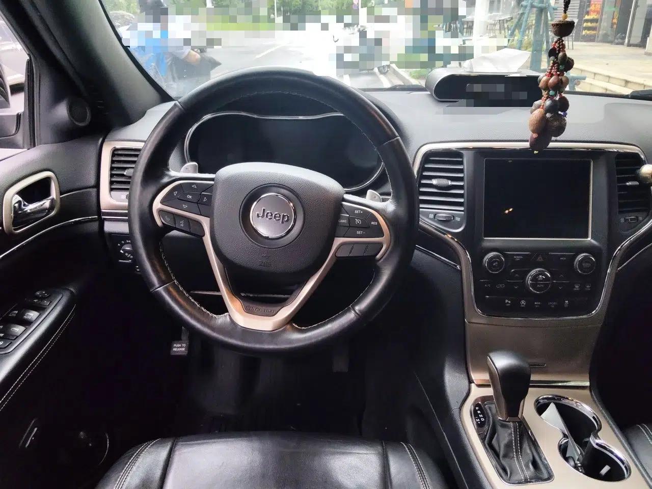Jeep Grand Cherokee 2016 3.0L Comfort Navigation Edition — миниатюра 11