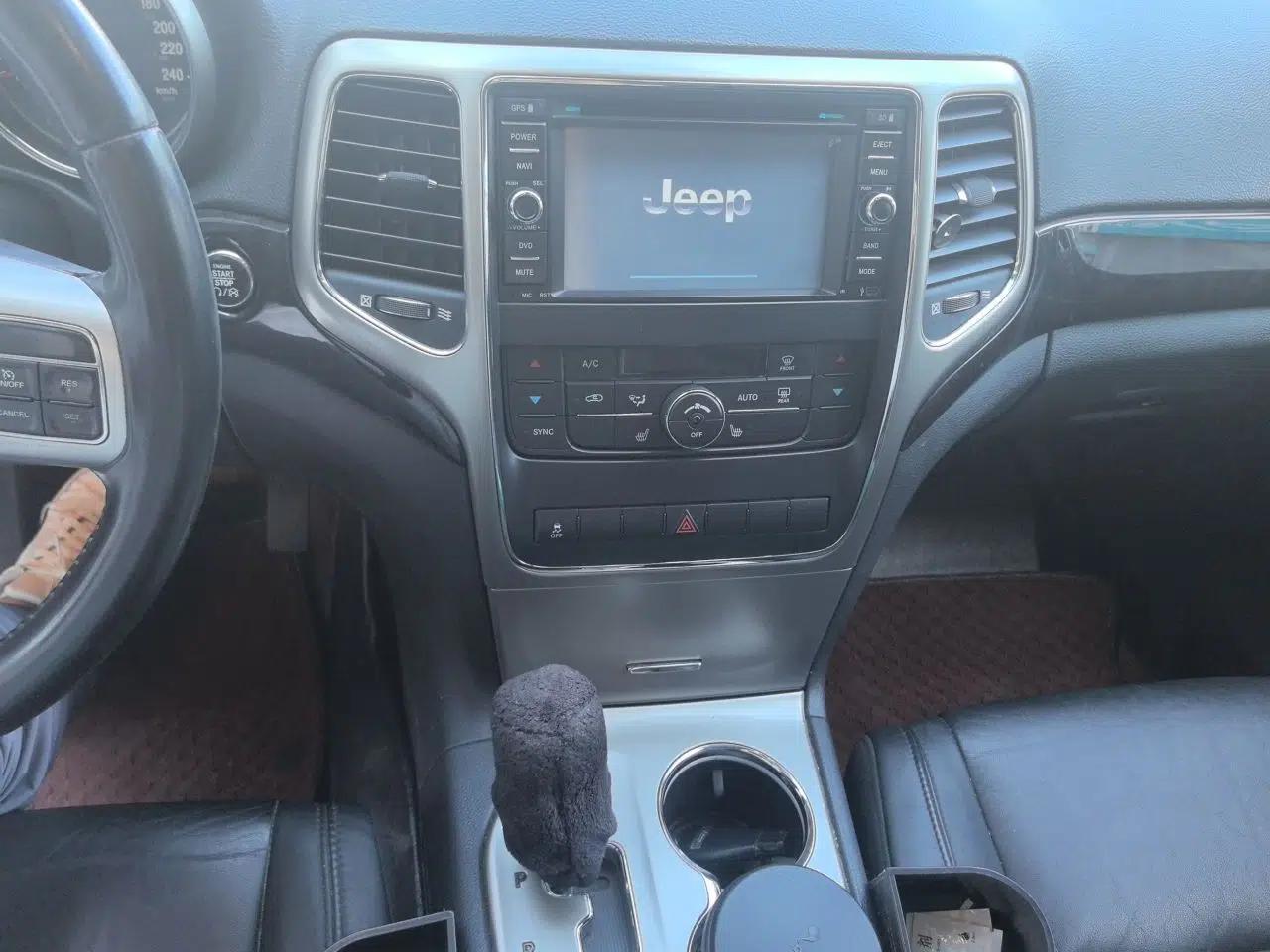 Jeep Grand Cherokee 2011 Revised Version 3.6L Comfort Edition — миниатюра 14