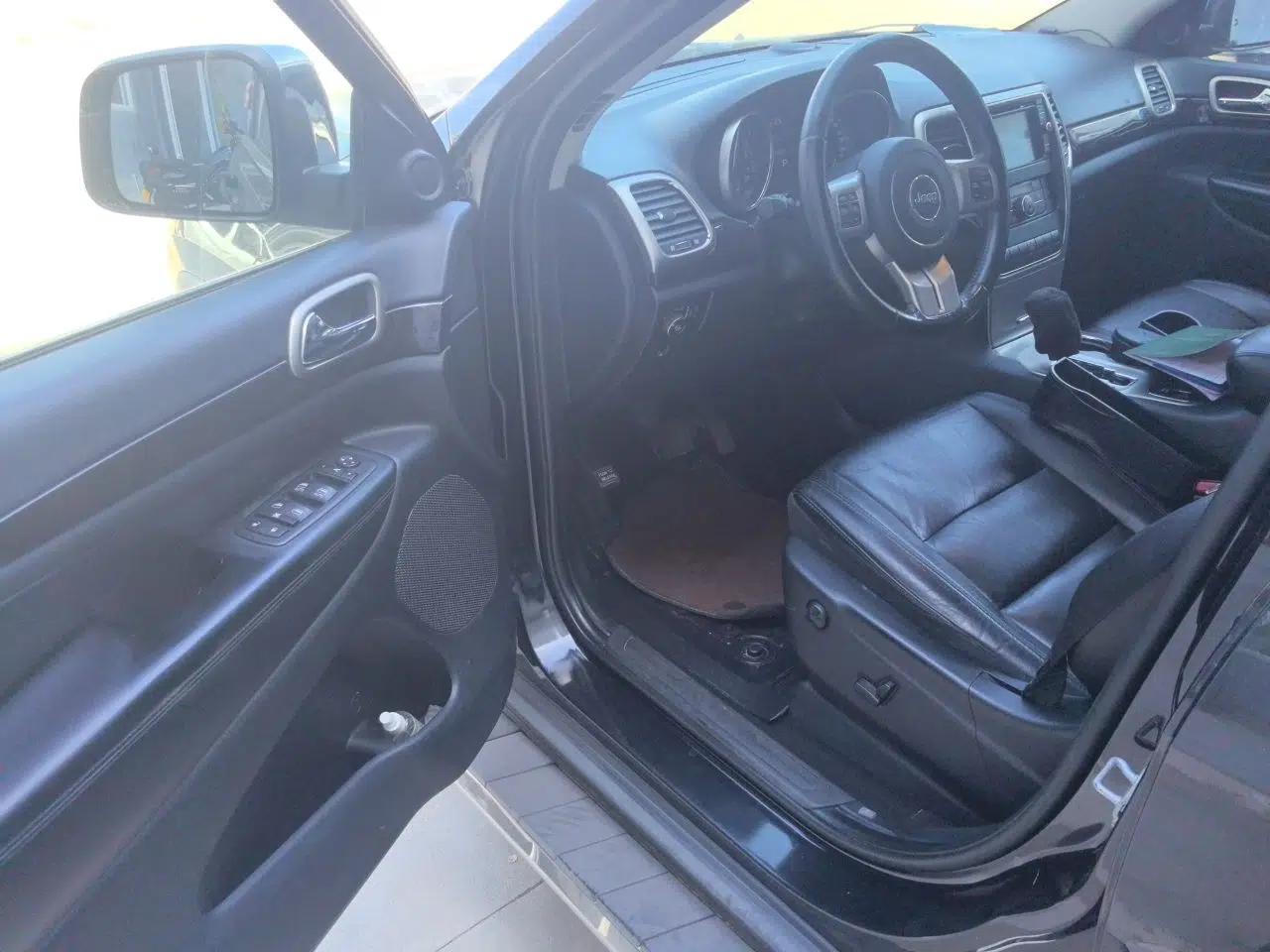 Jeep Grand Cherokee 2011 Revised Version 3.6L Comfort Edition — миниатюра 17