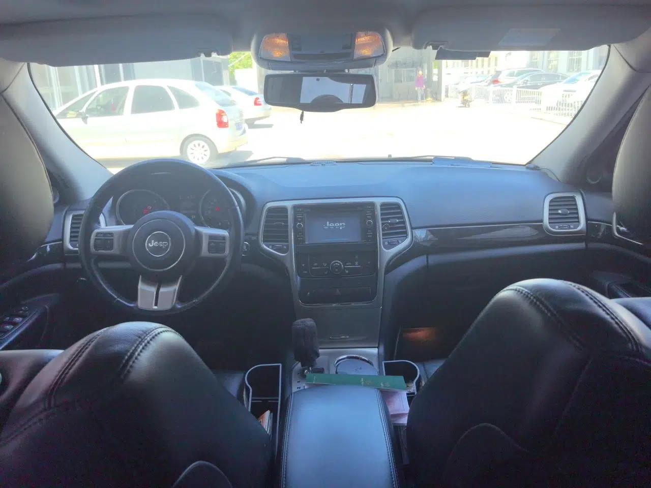 Jeep Grand Cherokee 2011 Revised Version 3.6L Comfort Edition — миниатюра 10