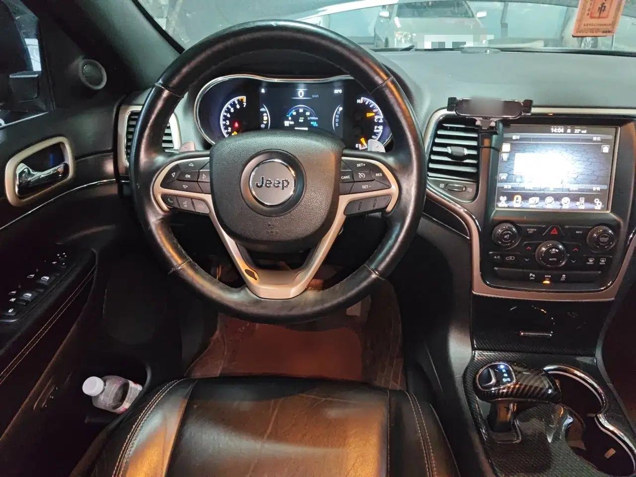 Jeep Grand Cherokee 2015 3.0L Comfort Navigation Edition — миниатюра 11