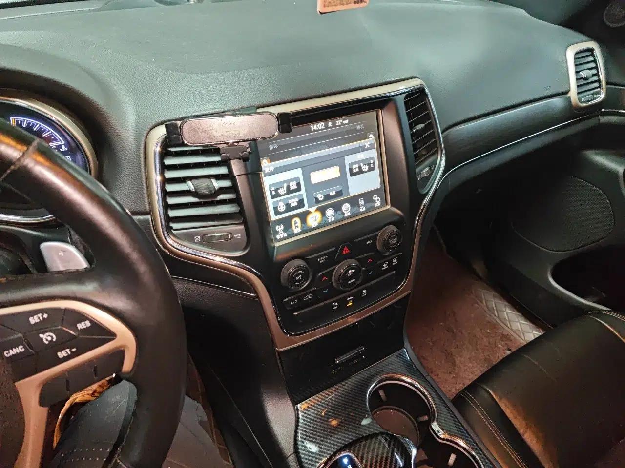 Jeep Grand Cherokee 2015 3.0L Comfort Navigation Edition — миниатюра 14