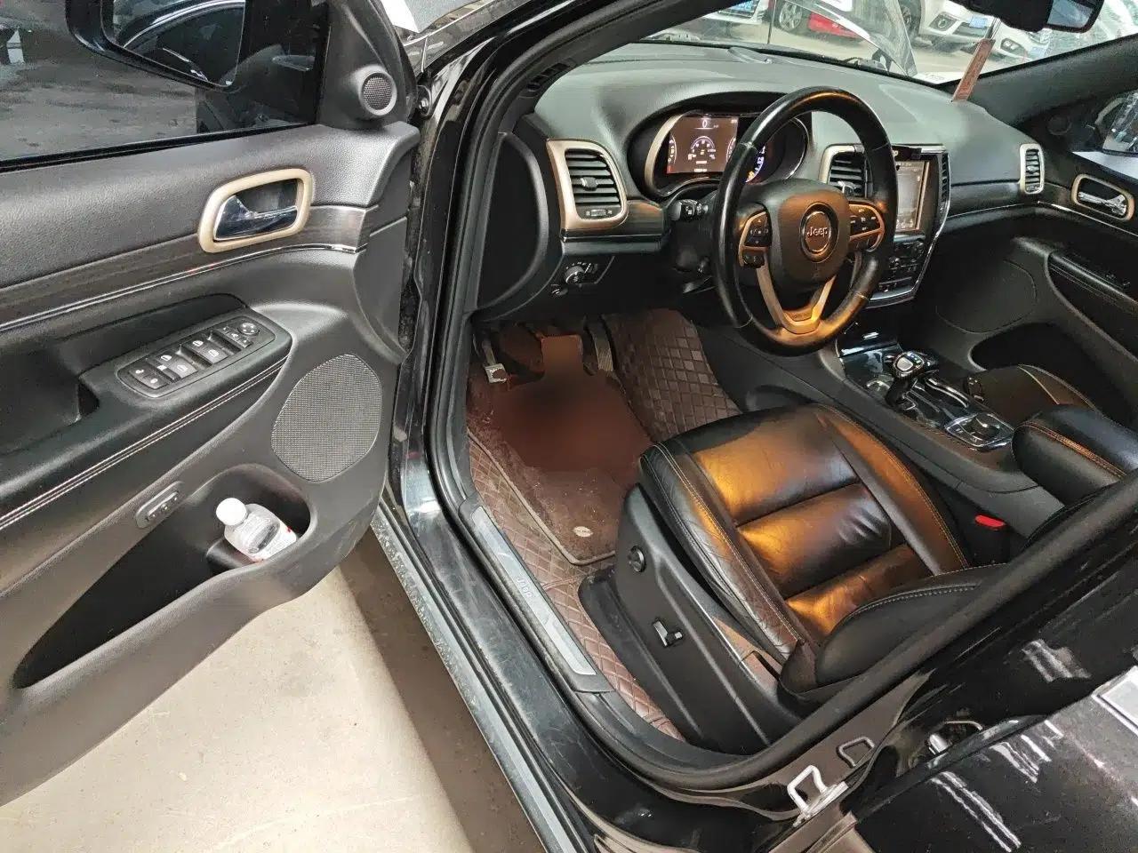 Jeep Grand Cherokee 2015 3.0L Comfort Navigation Edition — миниатюра 17