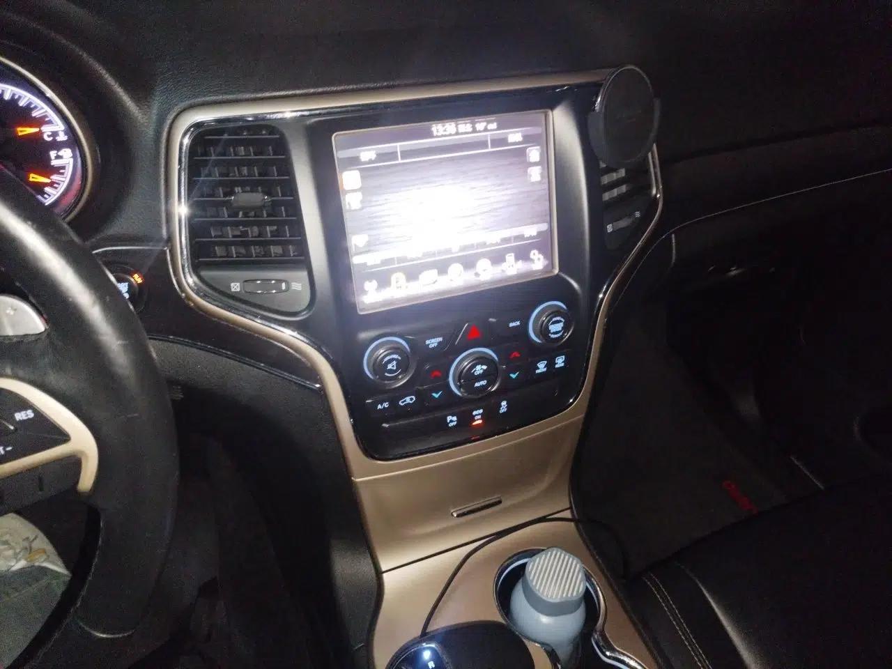 Jeep Grand Cherokee 2014 3.0L Comfort Navigation Edition — миниатюра 14