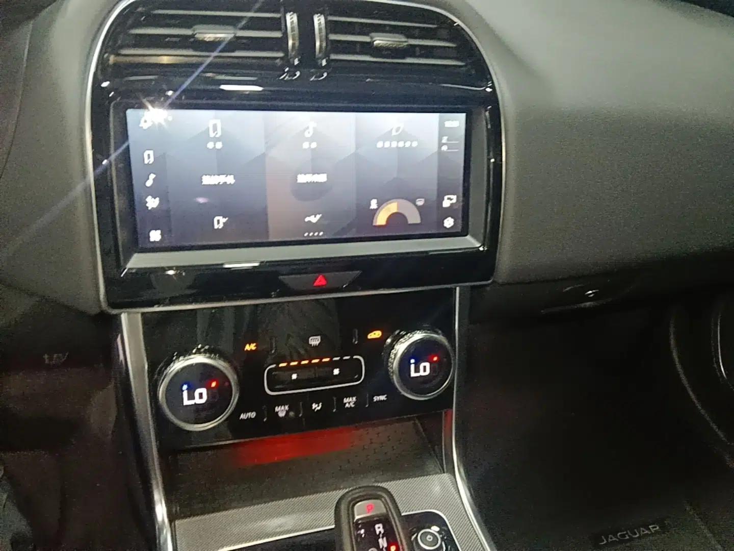 Jaguar XEL 2021 2.0T 200PS R-DYNAMIC Youth Sports Edition — миниатюра 19