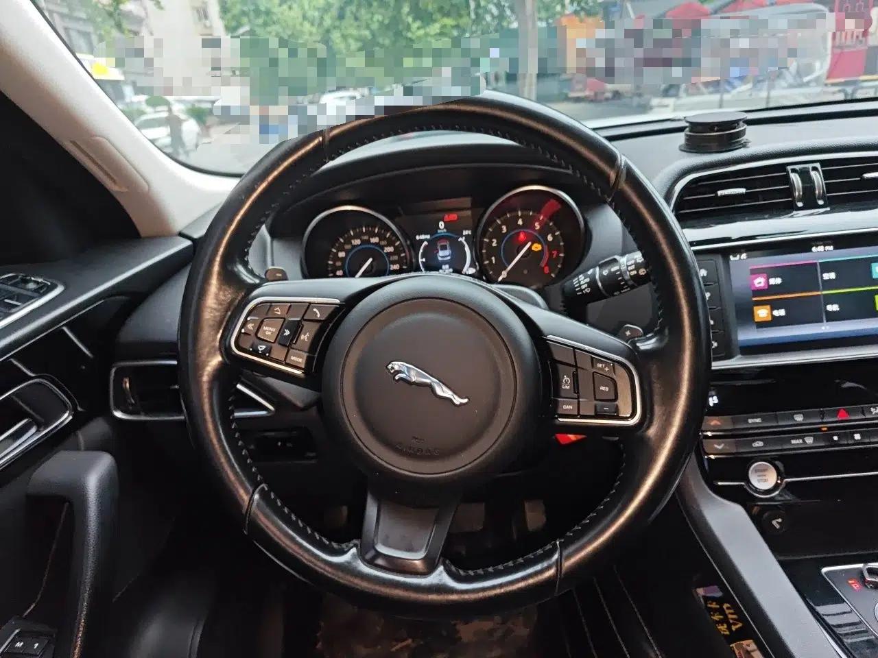 Jaguar F-PACE 2016 2.0T Two-Wheel Drive Urban Luxury Edition — миниатюра 11