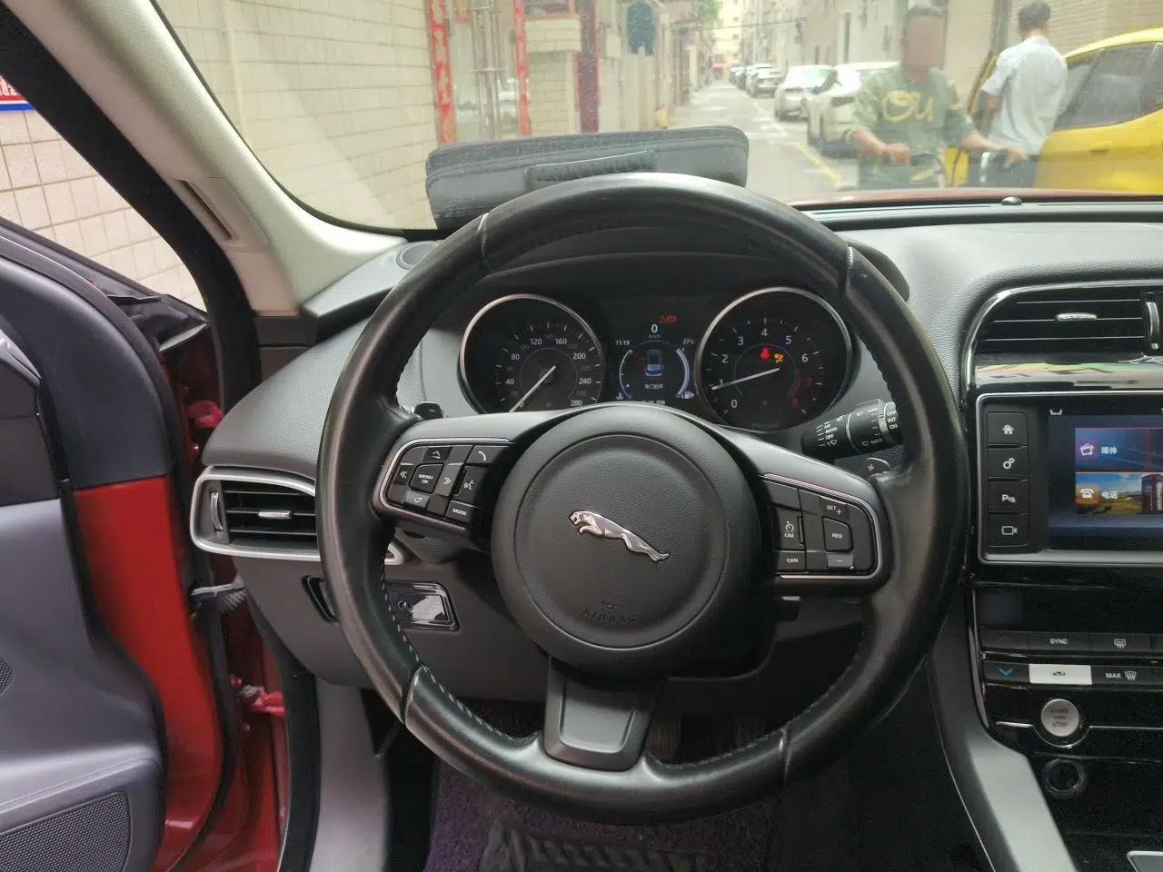 Jaguar F-PACE 2016 2.0T Two-Wheel Drive Urban Luxury Edition — миниатюра 11