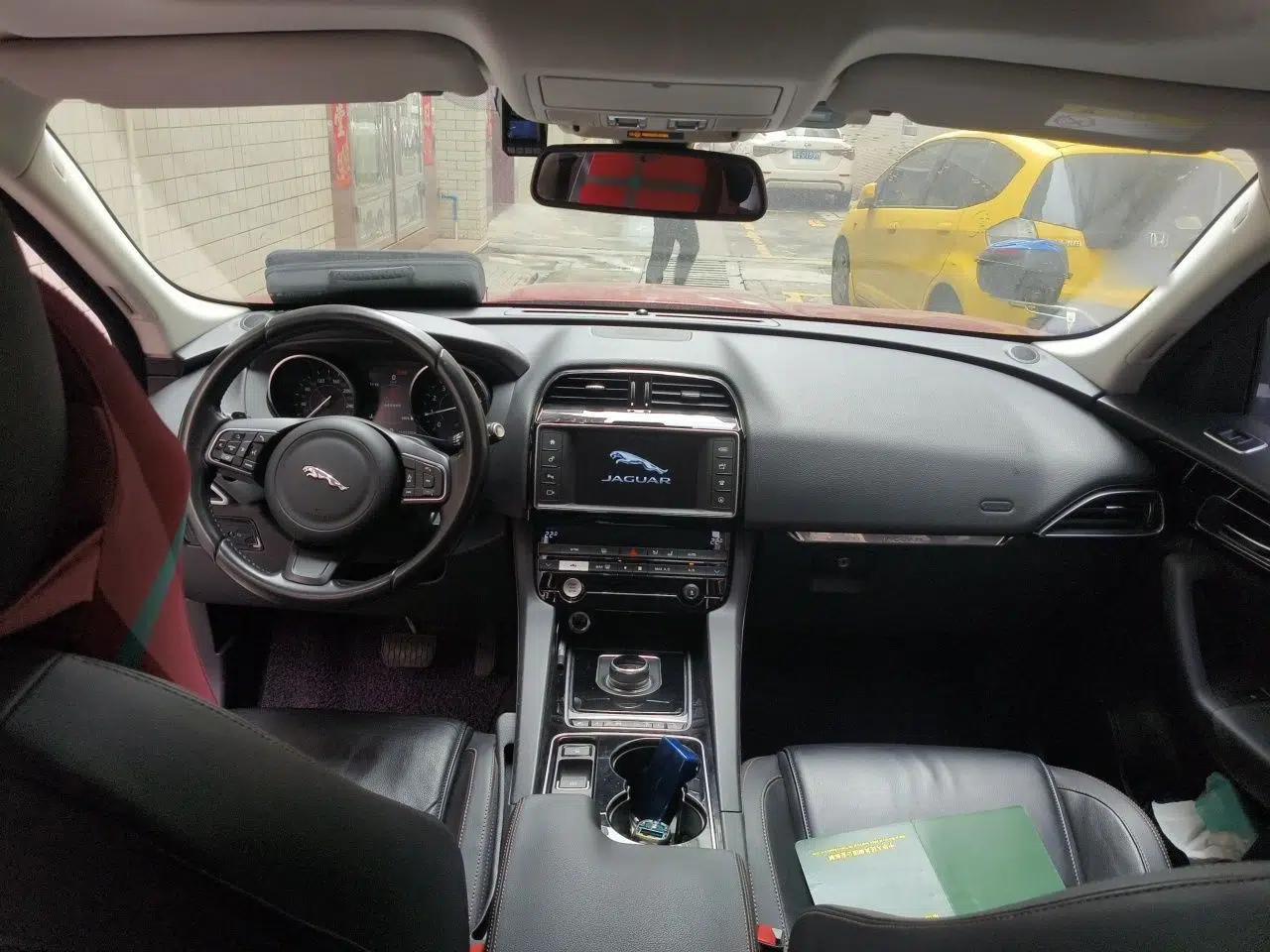 Jaguar F-PACE 2016 2.0T Two-Wheel Drive Urban Luxury Edition — миниатюра 10