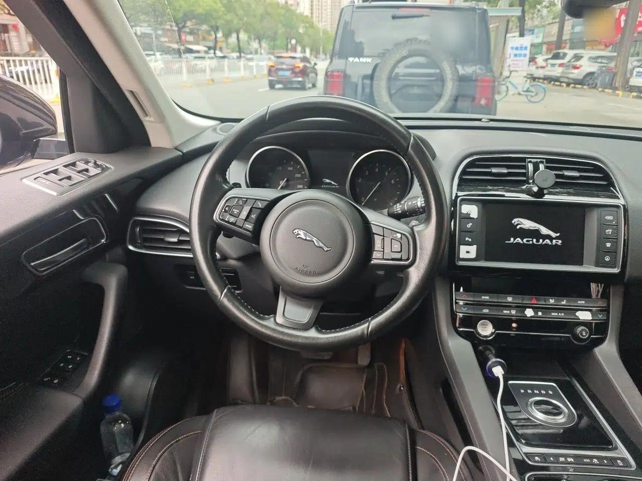 Jaguar F-PACE 2016 2.0T Two-Wheel Drive Urban Luxury Edition — миниатюра 11