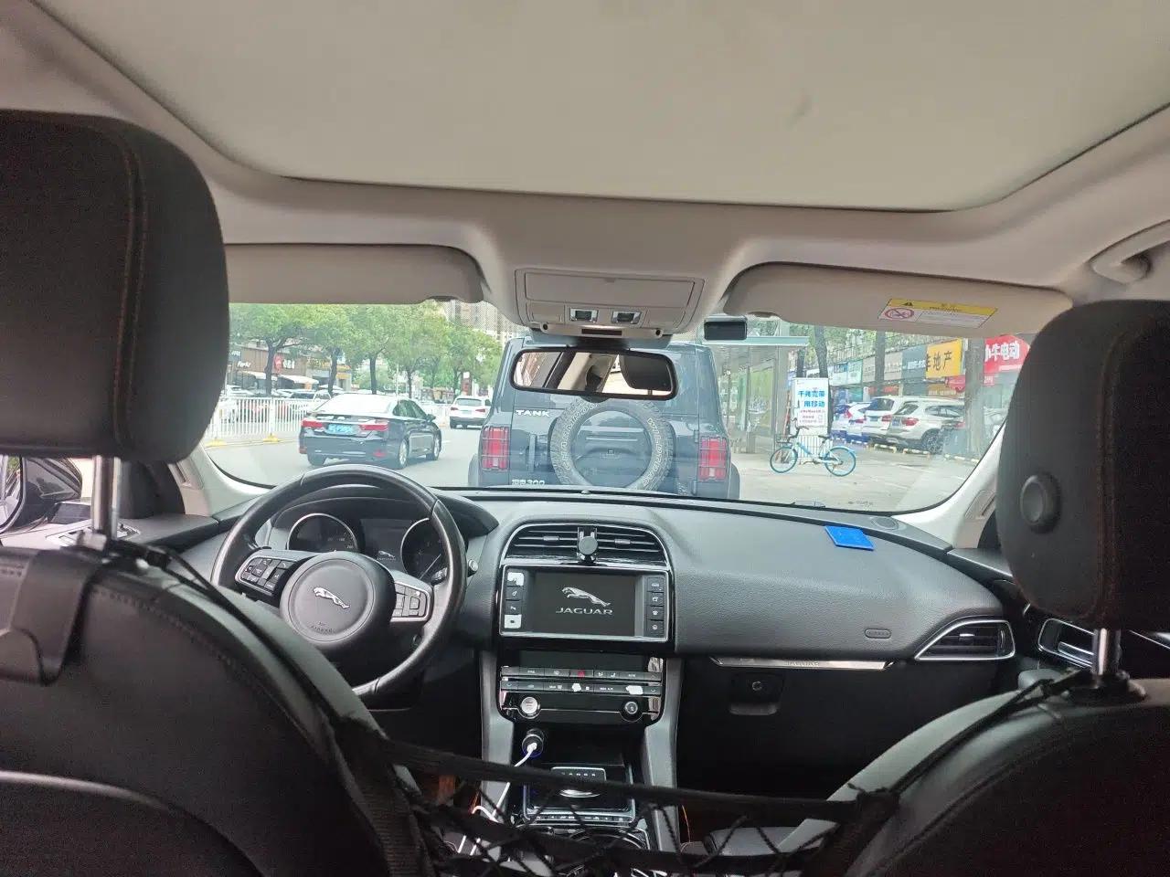 Jaguar F-PACE 2016 2.0T Two-Wheel Drive Urban Luxury Edition — миниатюра 19