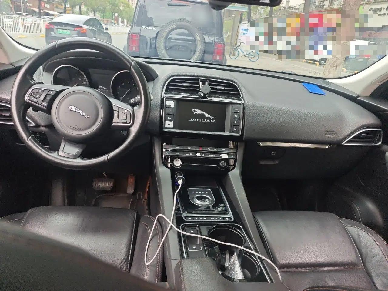 Jaguar F-PACE 2016 2.0T Two-Wheel Drive Urban Luxury Edition — миниатюра 10