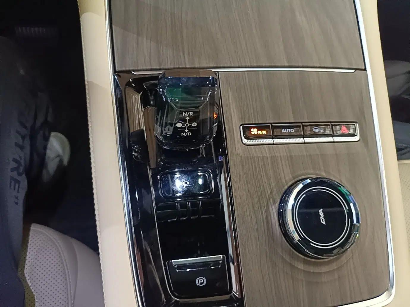 Geely Auto Monjaro L 2025 Dongfang Yao 2.0TD Automatic All-Wheel-Drive Wangyue Edition — миниатюра 16
