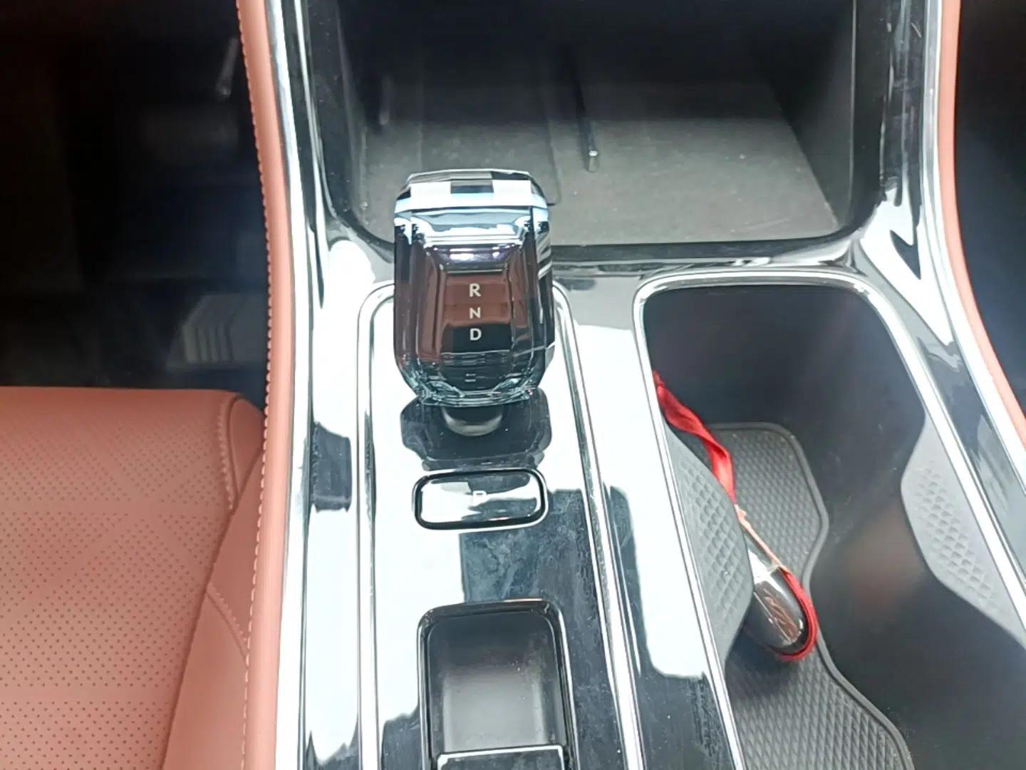 Geely Auto Emgrand 2026 Model 5th Generation 1.5T DCT Flagship Edition — миниатюра 17