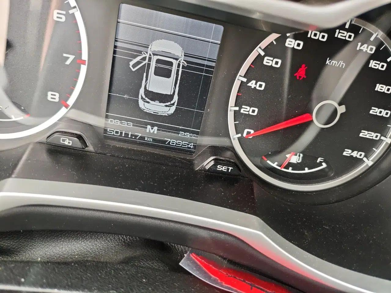 Geely Auto Emgrand X7 Sport 2016 2.0L Manual ZhiShang Version — миниатюра 13