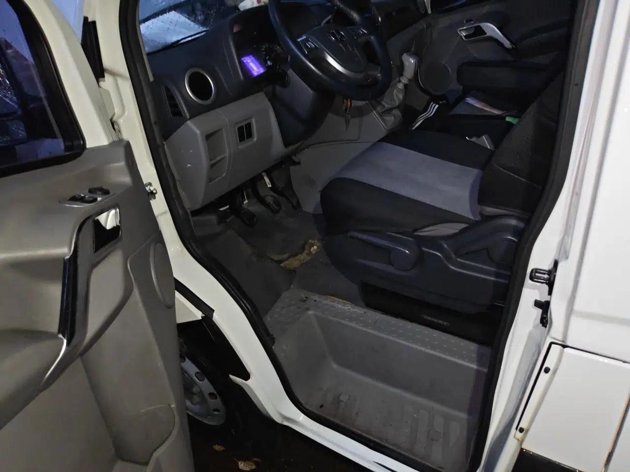 JAC Group Sunray 2017 2.0T Short-Wheelbase Mid-Roof Xingkuaiyun Multi-Purpose Commercial Vehicle — миниатюра 17
