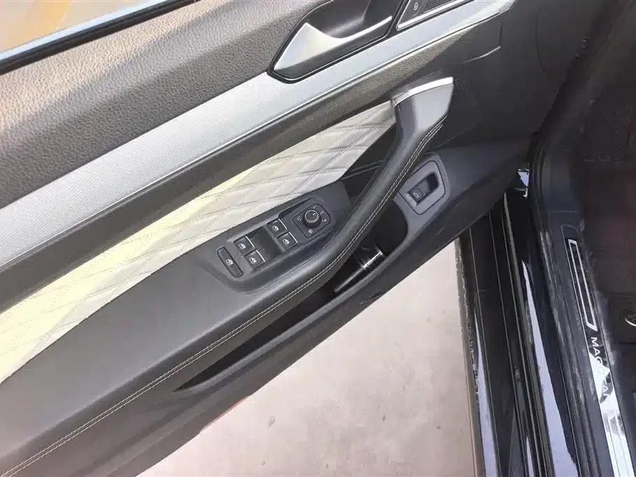 Volkswagen Magotan 2023 2 Millionth Unit Commemorative Edition 330TSI DSG Luxury — миниатюра 7