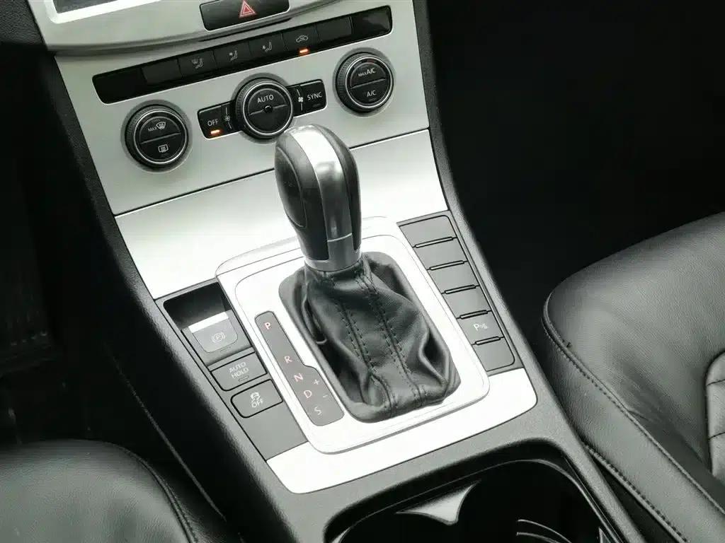 2015 Volkswagen Passat 1.8TSI Leading Edition — миниатюра 13