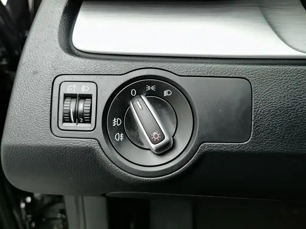 2015 Volkswagen Passat 1.8TSI Leading Edition — миниатюра 21