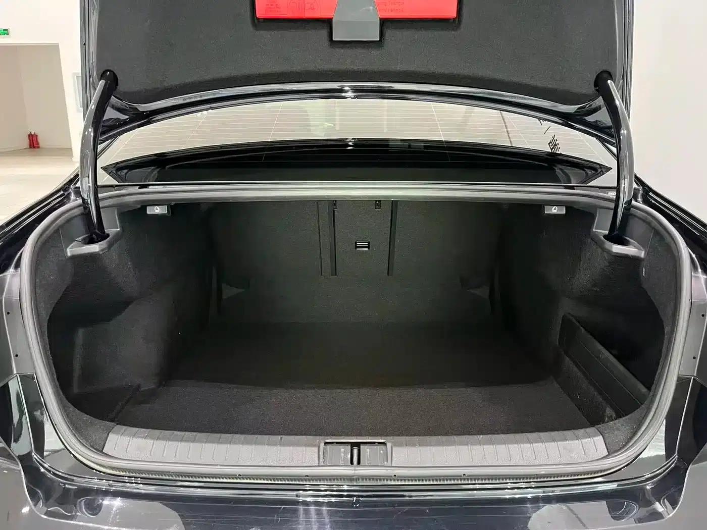 Volkswagen Magotan 2023 2 Millionth Unit Commemorative Edition 330TSI DSG Leading Model — миниатюра 13