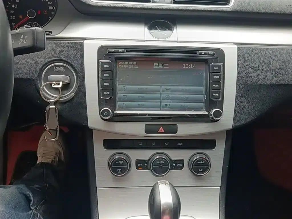 2015 Volkswagen Passat 1.8TSI Leading Edition — миниатюра 13