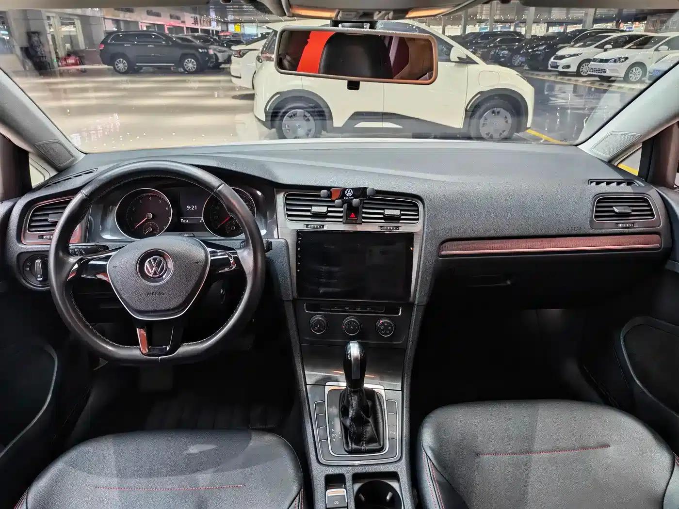 2017 Golf 1.6L Automatic Comfort Millionth Unit Commemorative Edition — миниатюра 9