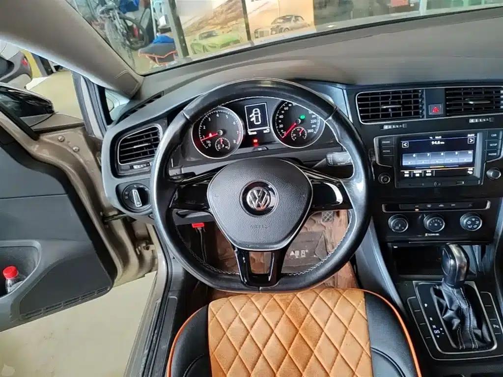 2017 Golf 230TSI Automatic Comfort Millionth Unit Commemorative Edition — миниатюра 11