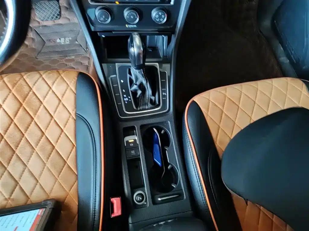 2017 Golf 230TSI Automatic Comfort Millionth Unit Commemorative Edition — миниатюра 14