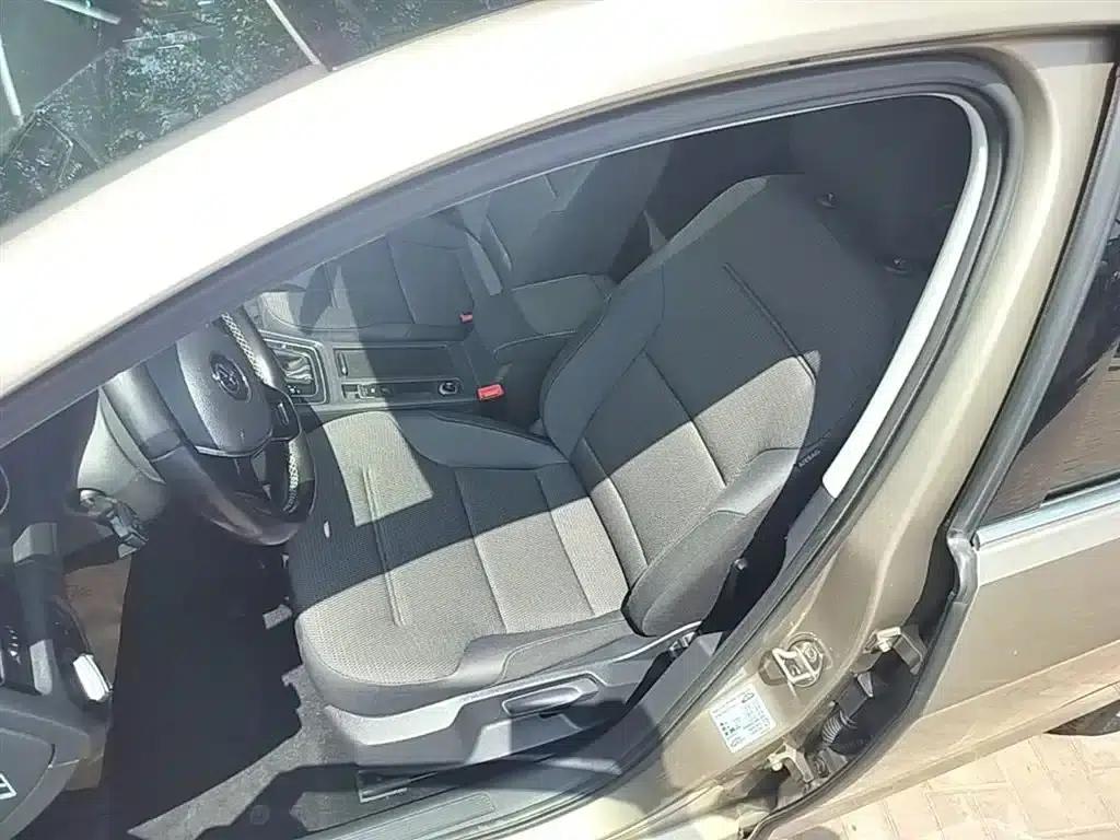 2017 Golf 1.6L Automatic Comfort Millionth Unit Commemorative Edition — миниатюра 15
