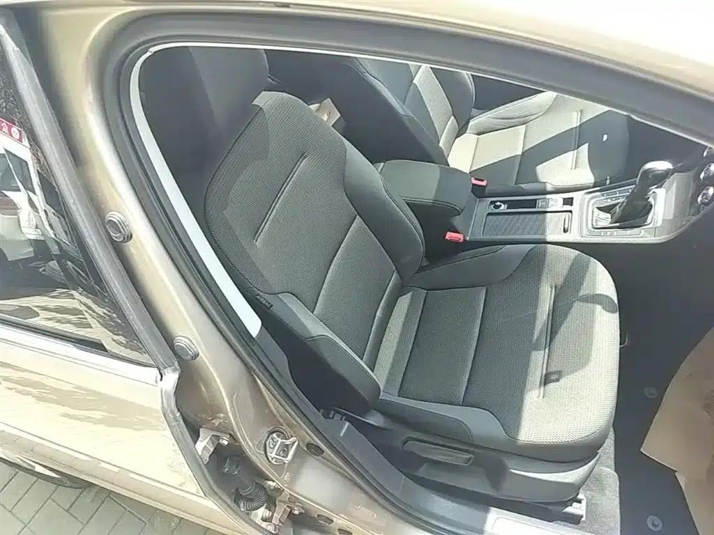 2017 Golf 1.6L Automatic Comfort Millionth Unit Commemorative Edition — миниатюра 25