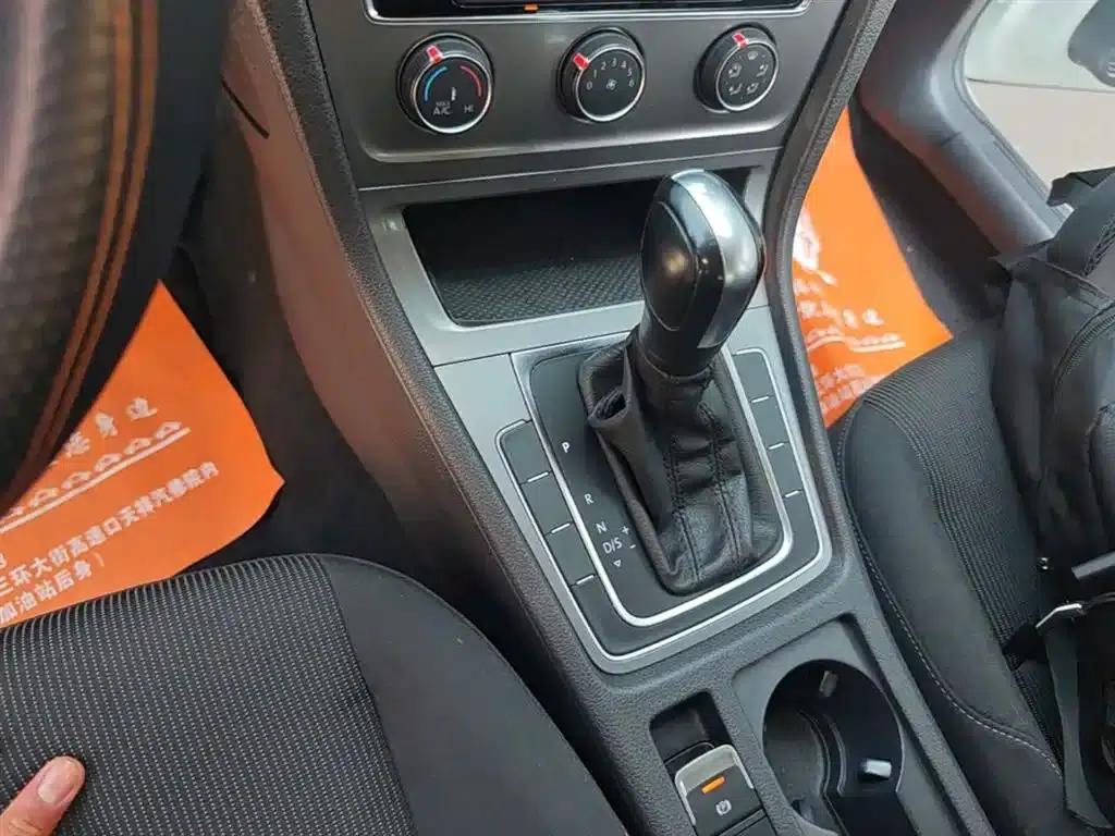 2016 Golf 1.6L Automatic Fashion Edition — миниатюра 10