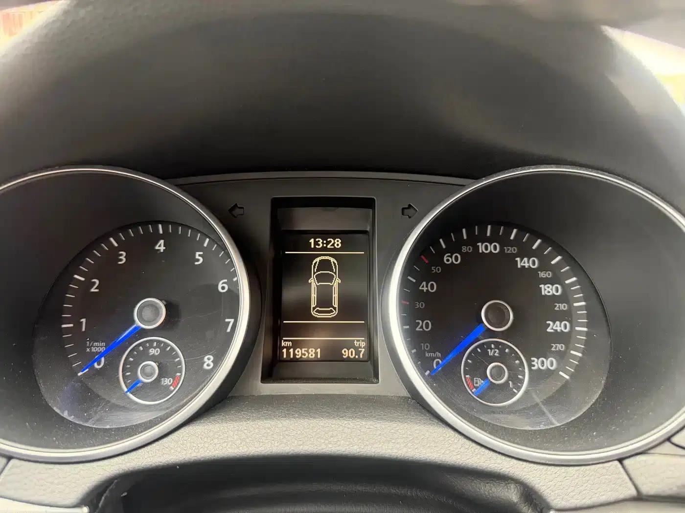 2011 Golf 2.0TSI R (Imported) — миниатюра 11
