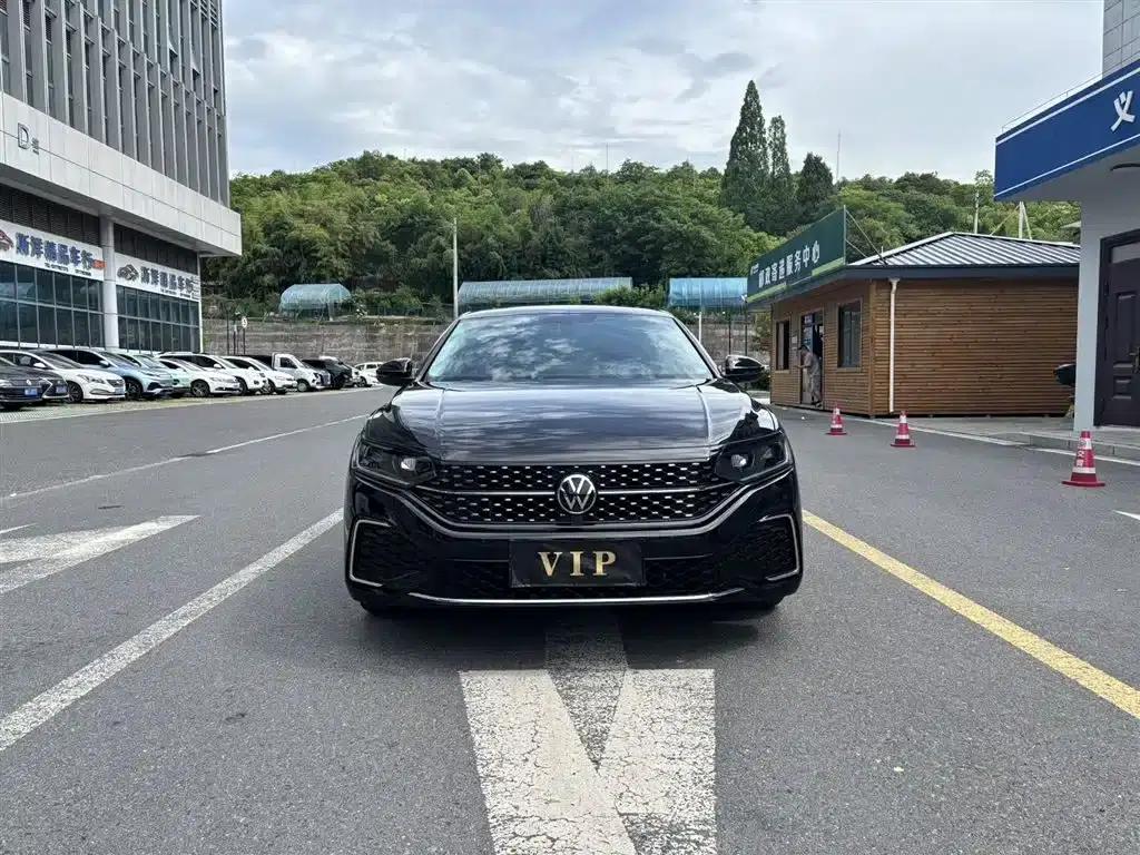 2023 Passat Facelift 330TSI Starry Sky Elite Edition — миниатюра 1